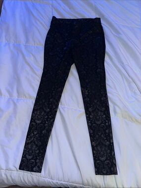 HUE Black Lace-Patterned Leggings